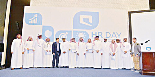  صورة جماعية للمشاركين