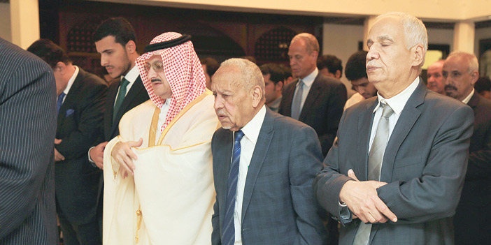  الأمير محمد بن نواف مؤديا صلاة العيد في مصلى سفارة خادم الحرمين في لندن