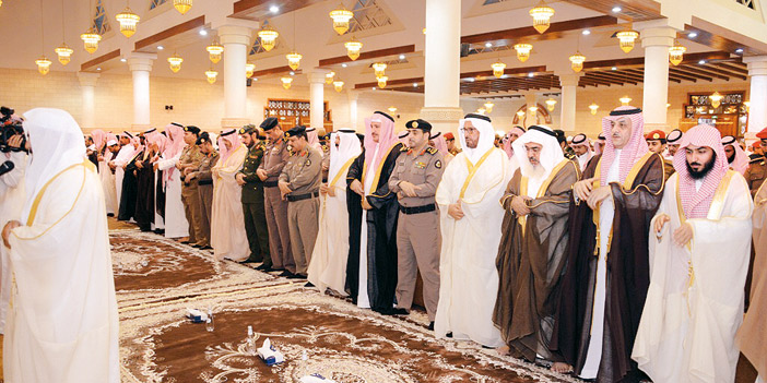  الأمير سعود بن عبدالمحسن يتقدم المصلين في حائل