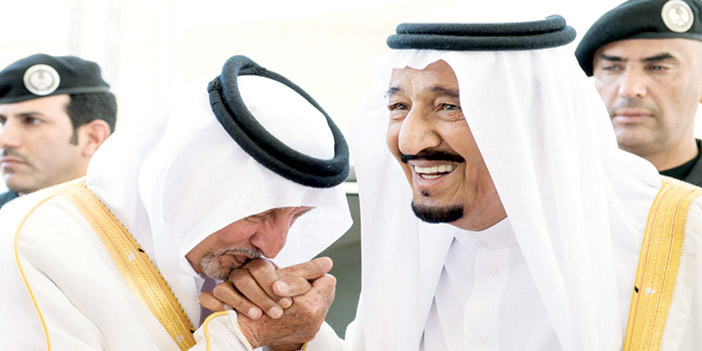  المليك مصافحاً أمير منطقة مكة المكرمة