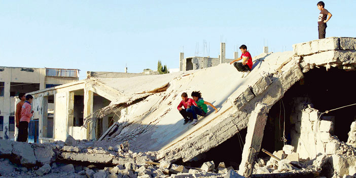   الأطفال السوريون فوق بيوتهم المهدومة في ثالث يوم من الهدنة