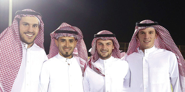  لاعبو النصر الأجانب ارتدوا الزي السعودي خلال الاحتفالية