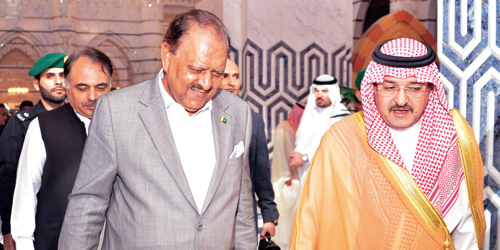   الرئيس الباكستاني لدى مغادرته جدة والأمير مشعل بن ماجد في وداعه