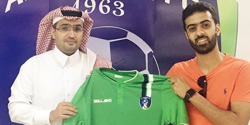  السليم يحمل قميص الشعلة بعد توقيعه