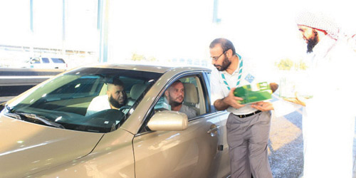  توزيع الهدايا على الحجاج