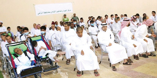  أبناء المركز مع ذويهم وطاقم المركز الطبي