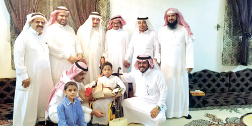  العساف ومنسوبو الجمعية في معايدة طفل من ذوي الاحتياجات بمنزله