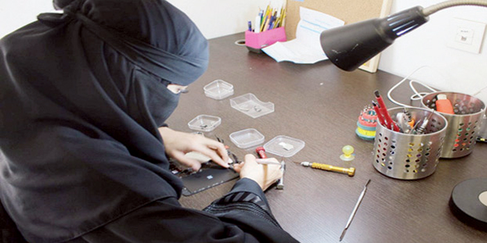  المرأة السعودية استطاعت إثبات كفاءتها في صيانة أجهزة الجوالات