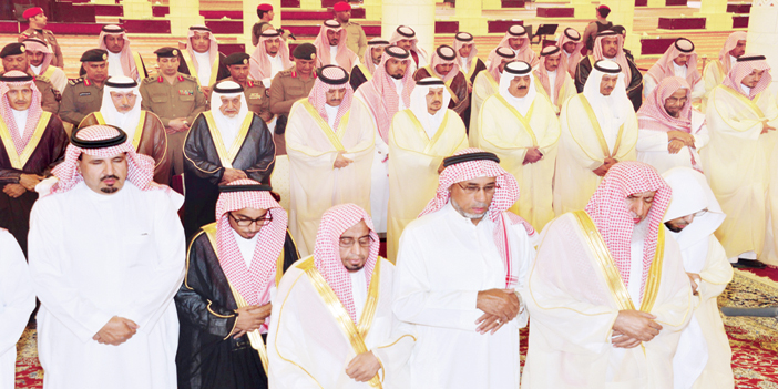  سمو الأمير أحمد يؤدي صلاة الميت على الأميرة نوف بنت بدر