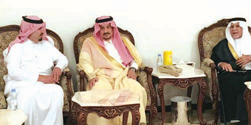  الأمير فيصل بن بندر خلال زيارته منزل الأمير بدر  ـ رحمه الله ـ