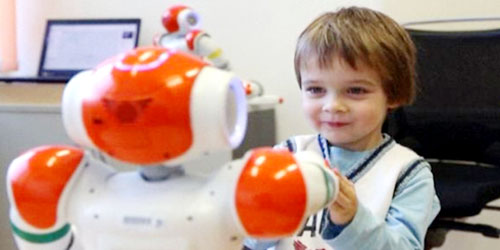 باحثون في إسبانيا يعكفون على تطوير روبوت لمساعدة الأطفال مرضى التوحد 