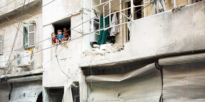   أطفال سوريون يُعاينون الدمار الذي حلّ بحلب بسبب قصف النظام
