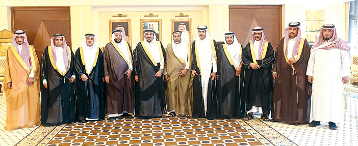  الأمير فيصل خلال استقباله رئيس مركز دخنة وأعضاء المجلس البلدي