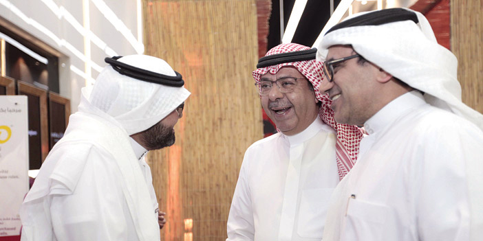  سلطان البازعي «وسط» مع المخرج أيمن جمال، خلال إطلاق فيلم «بلال» في دبي.