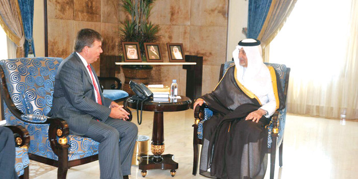  خالد الفيصل خلال لقائه القنصل