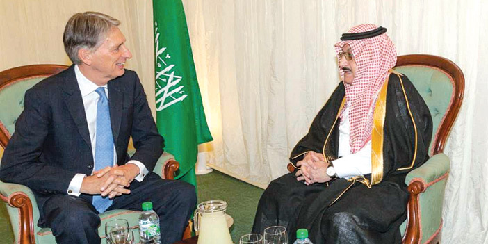  الأمير محمد بن نواف يتبادل الحديث مع وزير الخزانة البريطاني