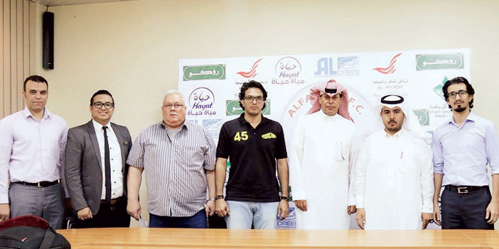  صورة جماعية لإدارة الفيصلي مع منسوبي شركة الماسة الرياضية