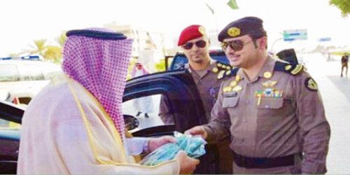  أمير القصيم يتسلم هدية الشرطة
