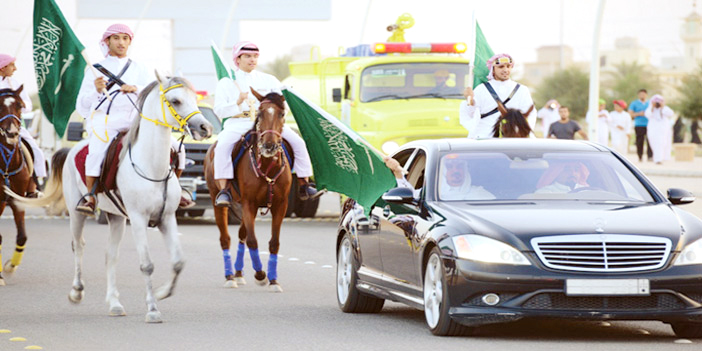  المحافظ أثناء مشاركته في مسيرة الخيول