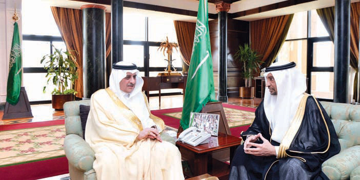  الأمير فهد بن سلطان أثناء لقائه د. عبدالعزيز العنزي