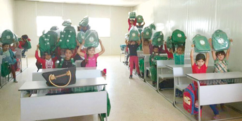 الحملة الوطنية السعودية توزِّع الحقائب المدرسية على طلاب مخيم الزعتري 