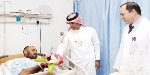  الصافي والمدير الطبي يقدمان الورد لأحد المنومين
