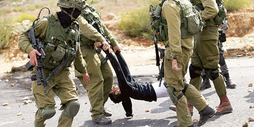  جنود الاحتلال الصهيوني يحملون الأسرى المصابين بطريقة همجية