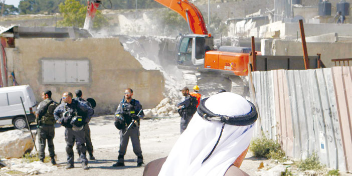   آليات الاحتلال الصهيوني تهدم منزل فلسطيني