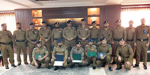   العميد الداموك يتوسط المكرَّمين