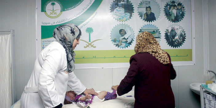   الطاقم الطبي يقدِّم اللقاحات لأبناء اللاجئين
