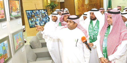  وزير التعليم في جولة على معرض طلاب الرياض