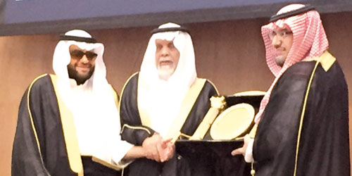  الأمير خالد بن عبدالله يتسلم درع تكريم من الجمعية