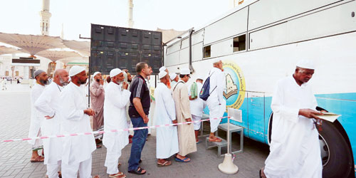   الحافلة بجوار المسجد النبوي