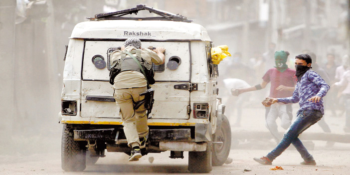  متظاهرون يرشقون القوات الهندية بعد الهجوم الأخير بكشمير