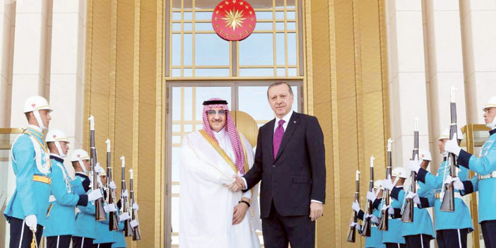   ولي العهد مصافحاً الرئيس التركي أمام القصر الرئاسي في أنقرة