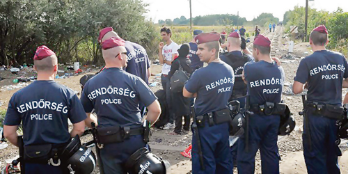  عناصر من الأمن المجري على الحدود المجرية