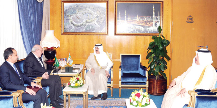  الأمير متعب بن عبد الله خلال استقباله السفير المصري