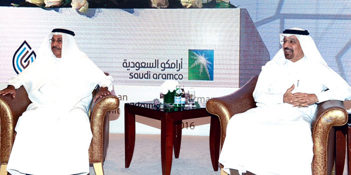   خالد الفالح متحدثاً خلال الملتقى