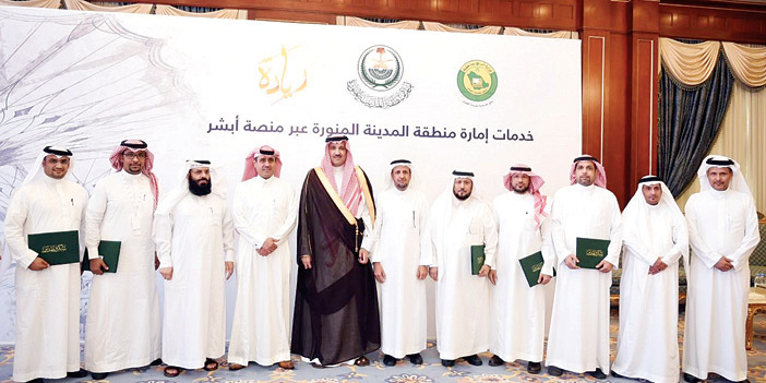  لقطة جماعية للأمير مع فريق العمل المنفذ