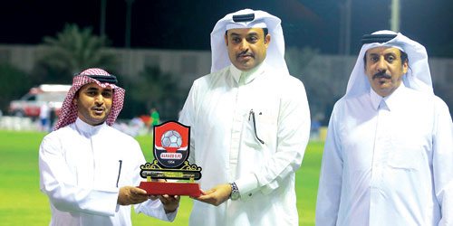   السبيعي يسلِّم الدرع التذكاري إلى رئيس مجلس إدارة نادي أم صلال