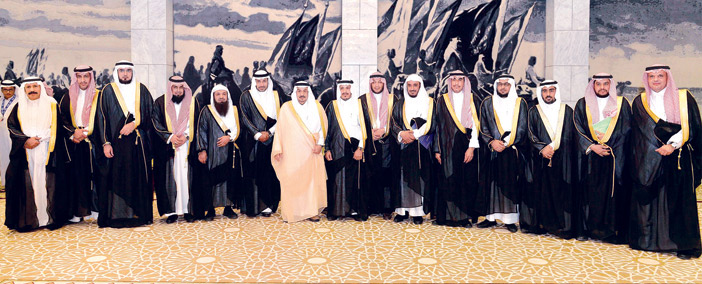  الأمير فيصل بن بندر في صورة جماعية مع مسؤولي التعليم في مدينة الرياض ومحافظاتها