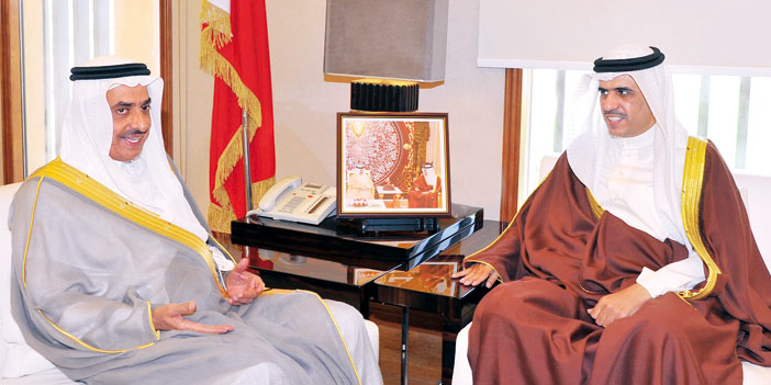   وزير شؤون الإعلام البحريني علي الرميحي خلال استقباله السفير آل الشيخ