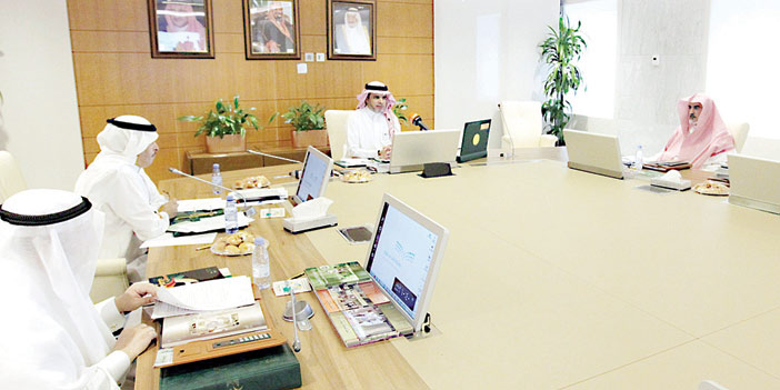   وزير التعليم خلال ترؤسه الاجتماع