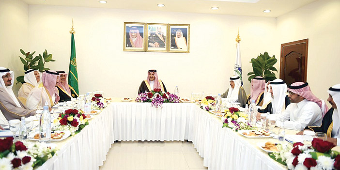  الأمير فيصل بن سلمان خلال لقائه أعضاء الغرفة التجارية
