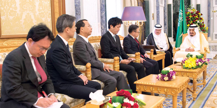  خادم الحرمين الشريفين خلال استقباله الوزيرين اليابانيّين