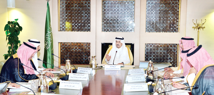  الأمير فيصل بن بندر خلال اجتماعه بمسؤولي الهيئة العليا لتطوير مدينة الرياض