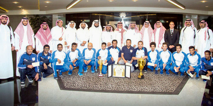  الأمير الوليد بن طلال في لقطة جماعية مع إدارة ولاعبي نادي الصم بالدمام