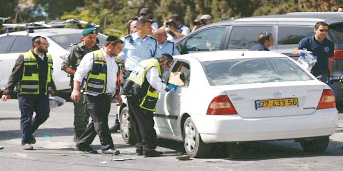  قوات الاحتلال يقومون بتفتيش سيارة منفذ عملية القدس