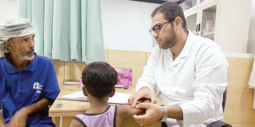   الكوادر الطبية تقدم الخدمات للاجئين اليمنيين