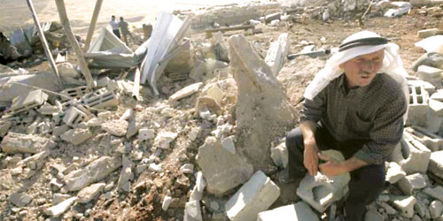  الاحتلال يهدم منزل أسير فلسطيني